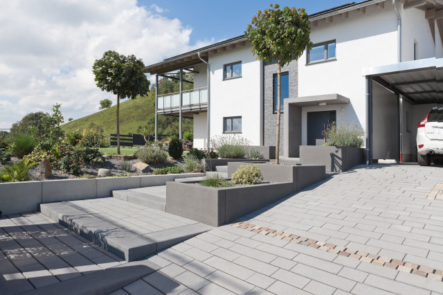 Blockstufen zum Eingangsbereich Midcentury Garden by Rinn Beton