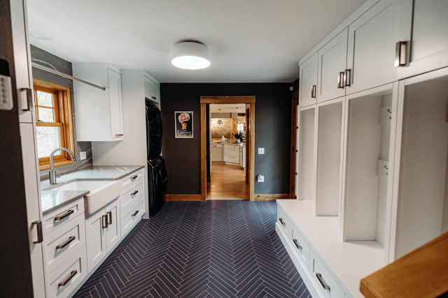 laundry/mudroom remodel amerikansk-craftsman-tvaettstuga