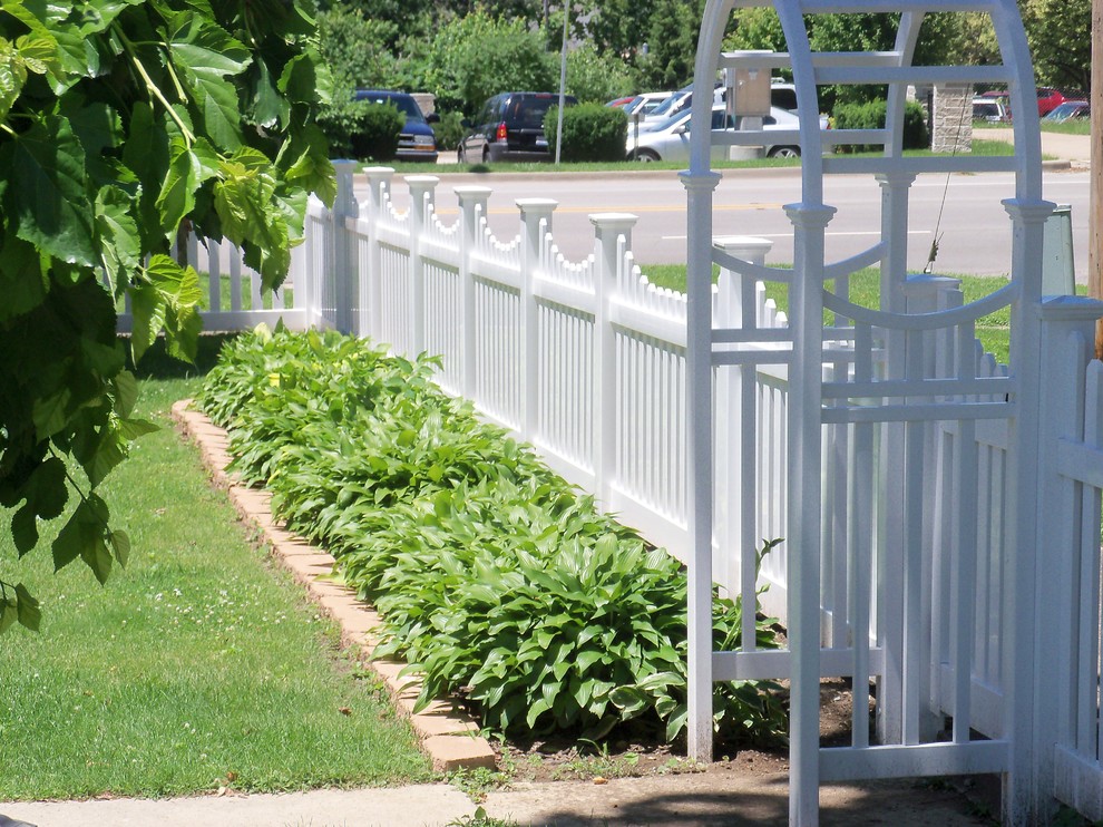 Design ideas for a mid-sized traditional backyard landscaping in Chicago.
