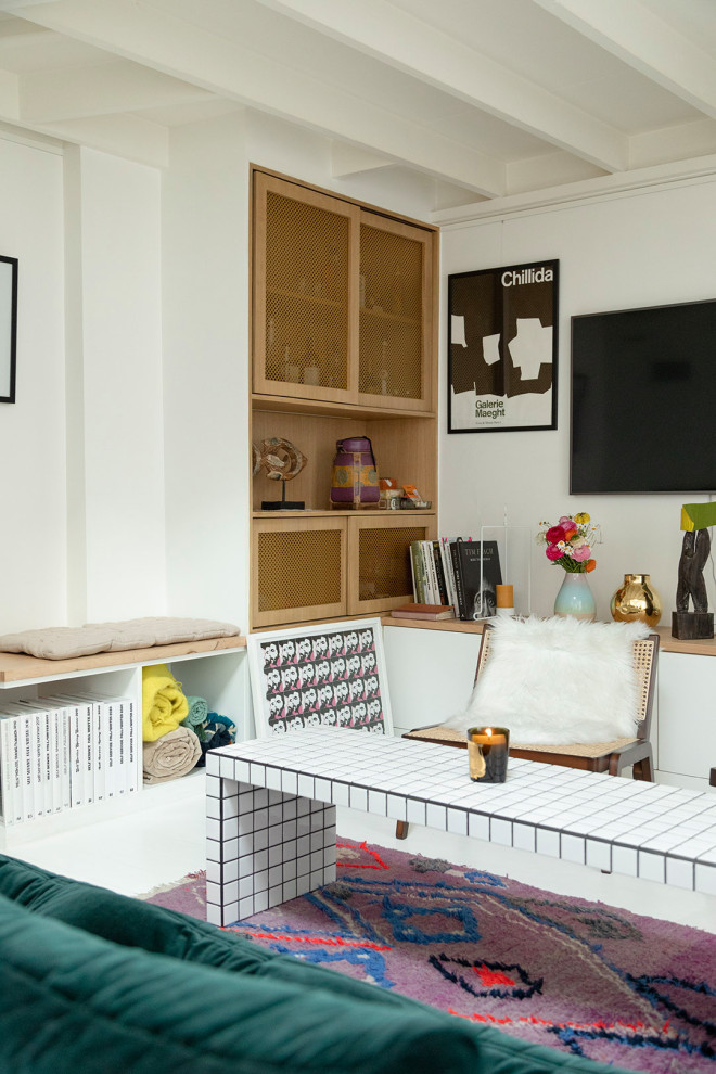 Kleines, Offenes Wohnzimmer mit weißer Wandfarbe, gebeiztem Holzboden, Kamin, Kaminumrandung aus Backstein, TV-Wand, weißem Boden und Holzdecke in Paris