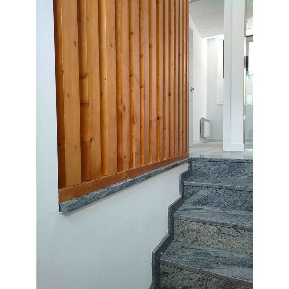 Свежая идея для дизайна: маленькая угловая лестница в стиле модернизм с мраморными ступенями, подступенками из мрамора и деревянными перилами для на участке и в саду - отличное фото интерьера