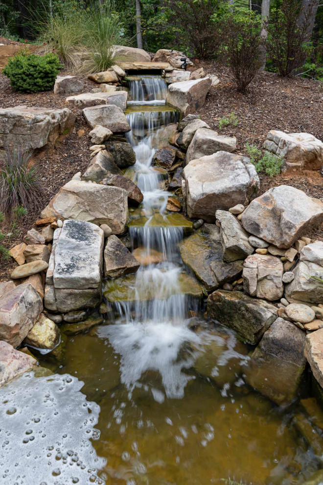 Inspiration for a mid-sized transitional landscaping.