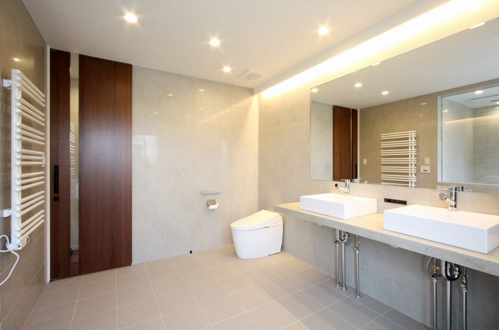 Kleine Moderne Gästetoilette mit weißen Schränken, Toilette mit Aufsatzspülkasten, bunten Wänden, Keramikboden, beigem Boden, beiger Waschtischplatte, schwebendem Waschtisch, Tapetendecke und Tapetenwänden in Tokio
