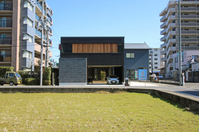 黒の家 moderno-fachada