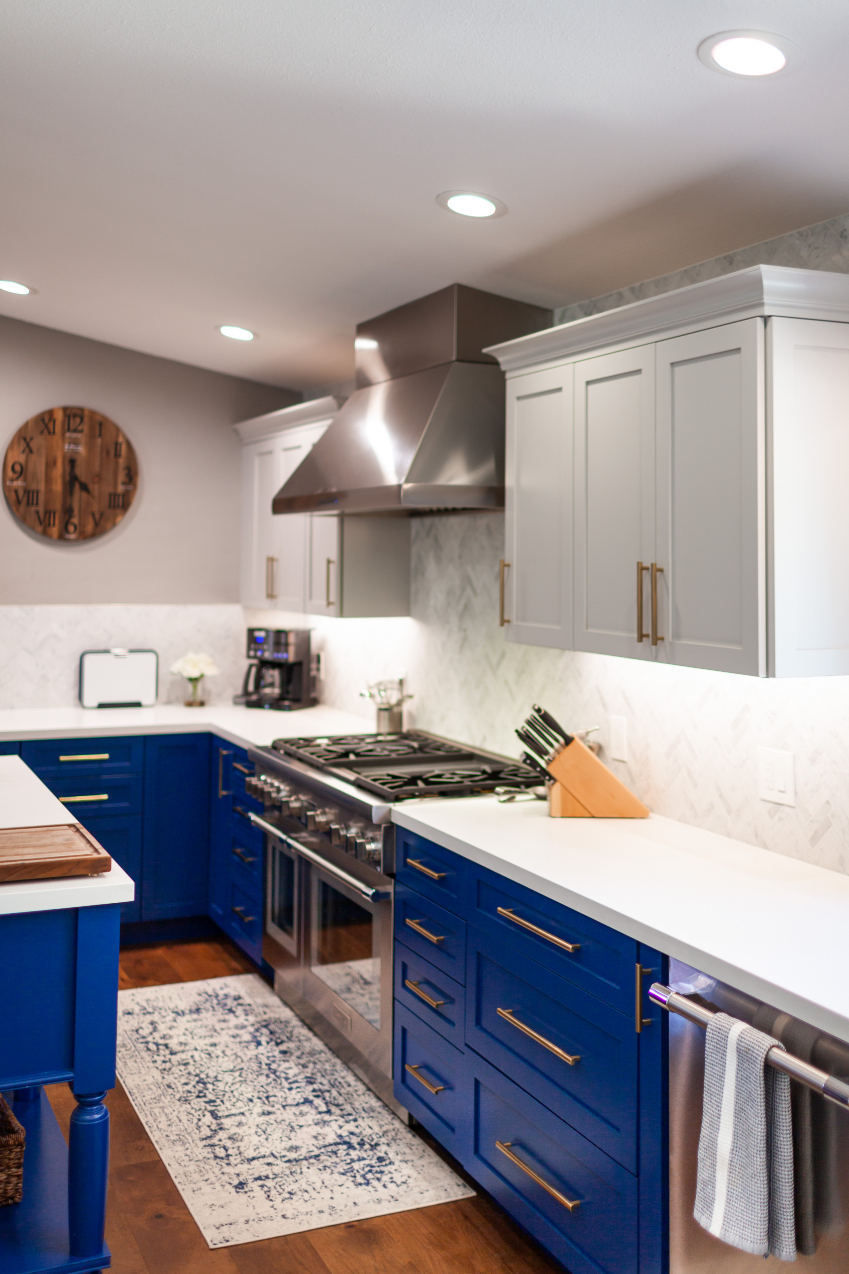 Stunning Kitchen w Blue Island