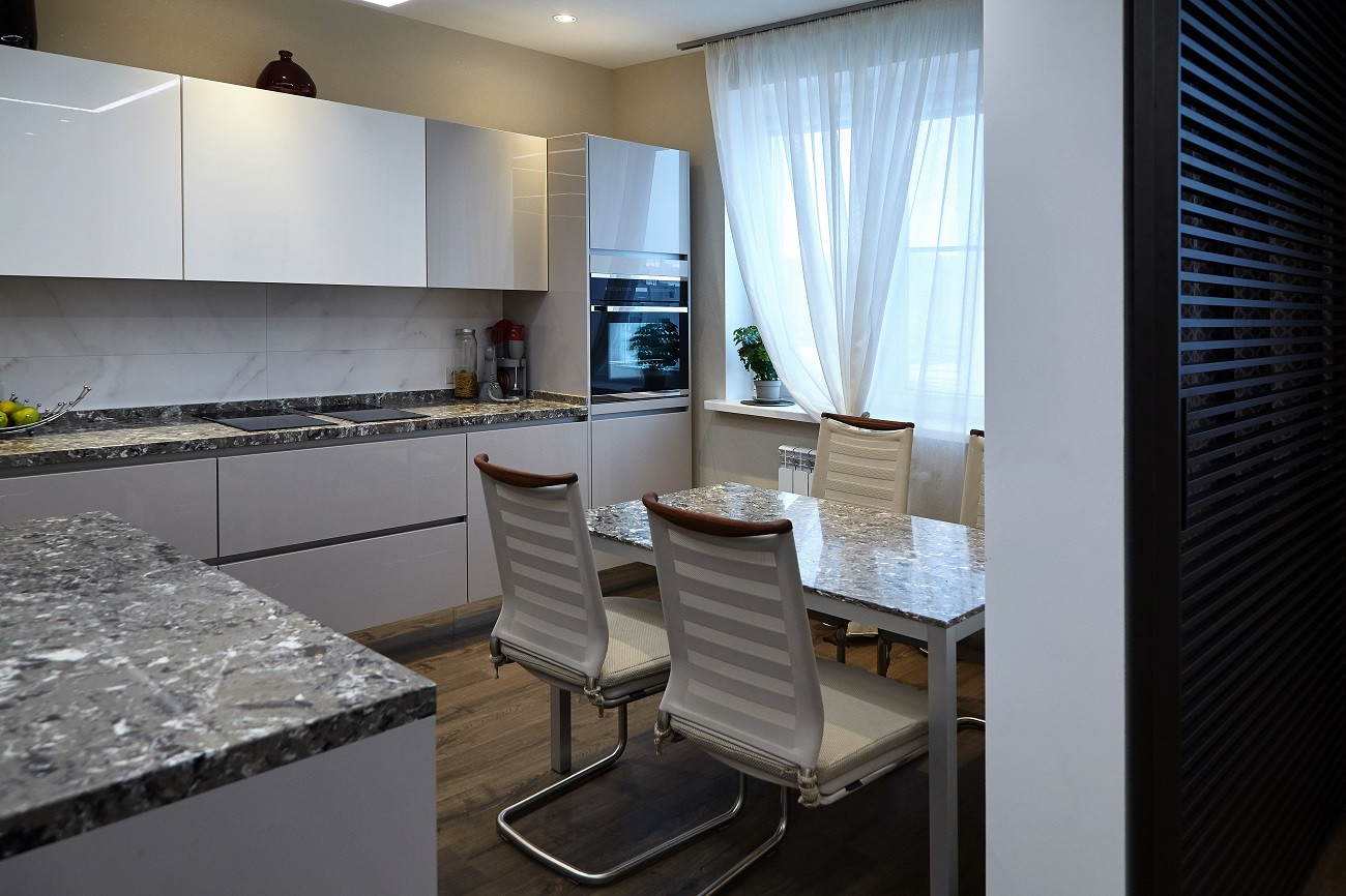 Минимализм с камнем. Кухня-столовая в Пензе