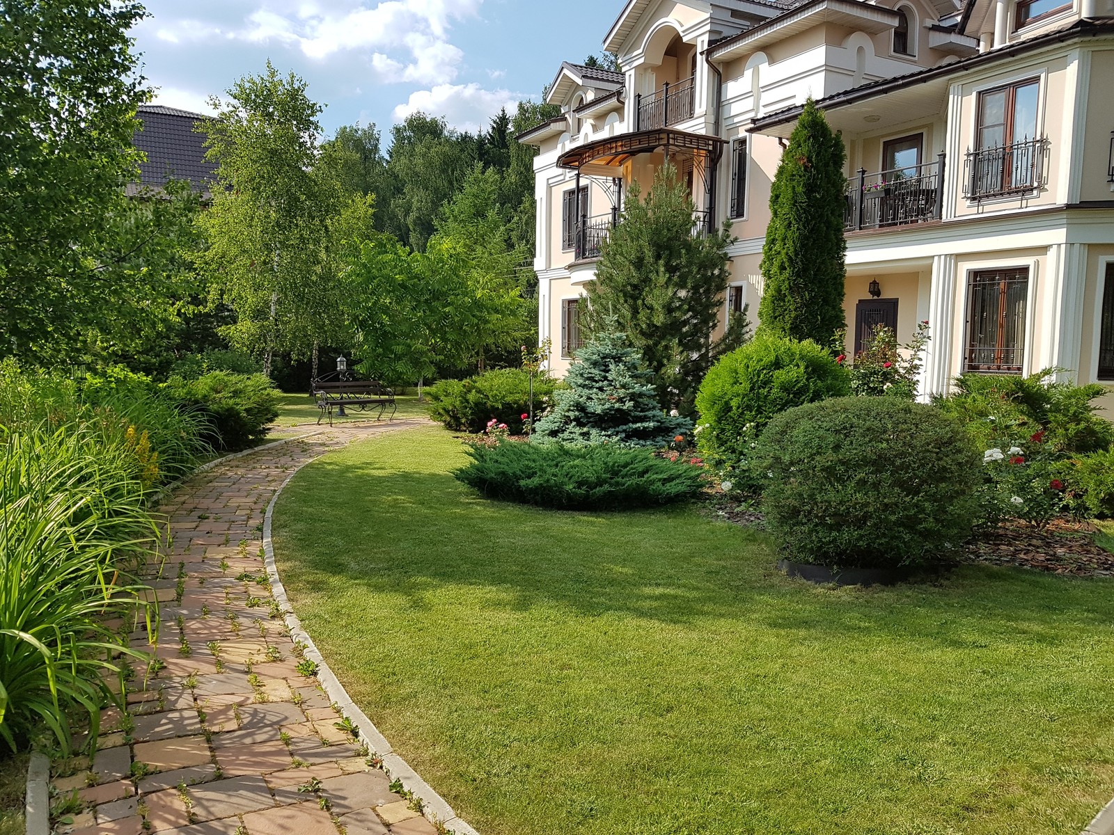 Декоративная парадная группа с хвойными и розами перед домом