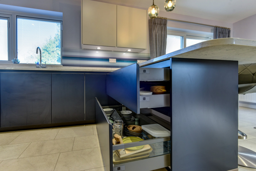 Idéer för ett stort modernt vit kök, med en undermonterad diskho, släta luckor, blå skåp, bänkskiva i kvartsit, blått stänkskydd, glaspanel som stänkskydd, svarta vitvaror, vinylgolv, en halv köksö och vitt golv