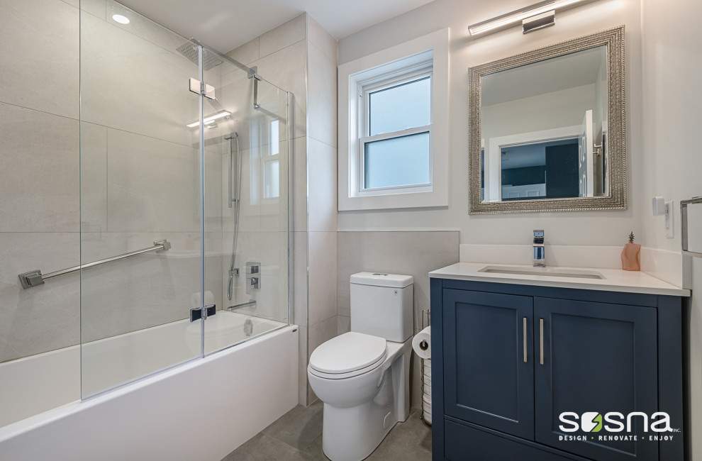 Example of a transitional bathroom design in Toronto