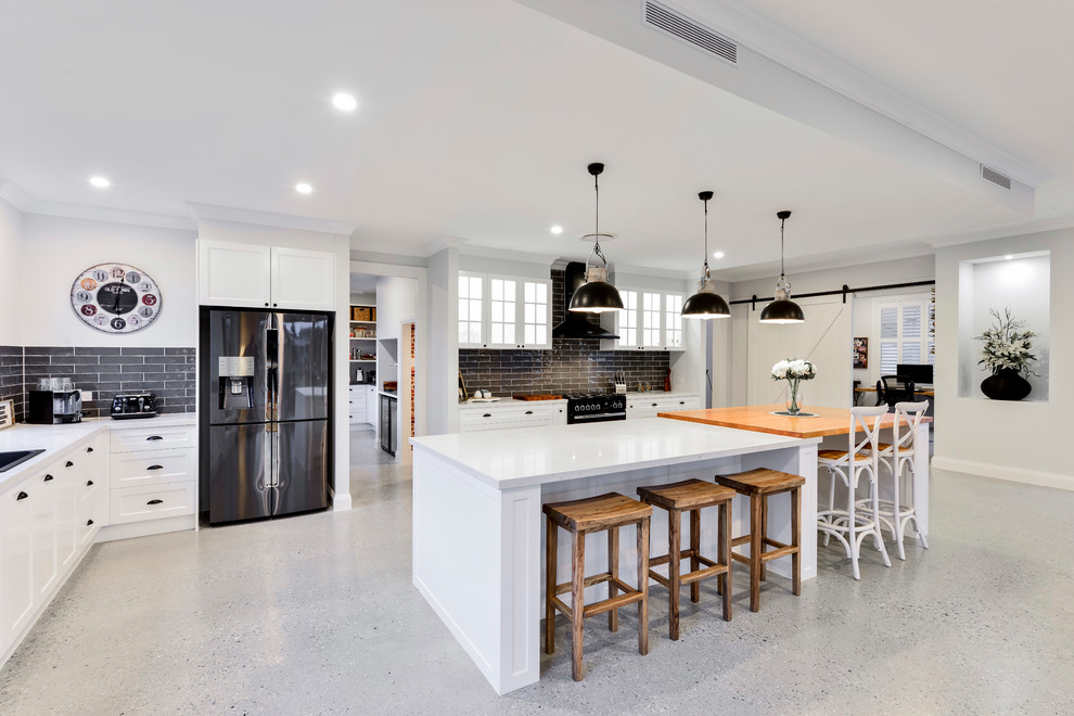 Inspiration for a beach style kitchen in Gold Coast - Tweed.
