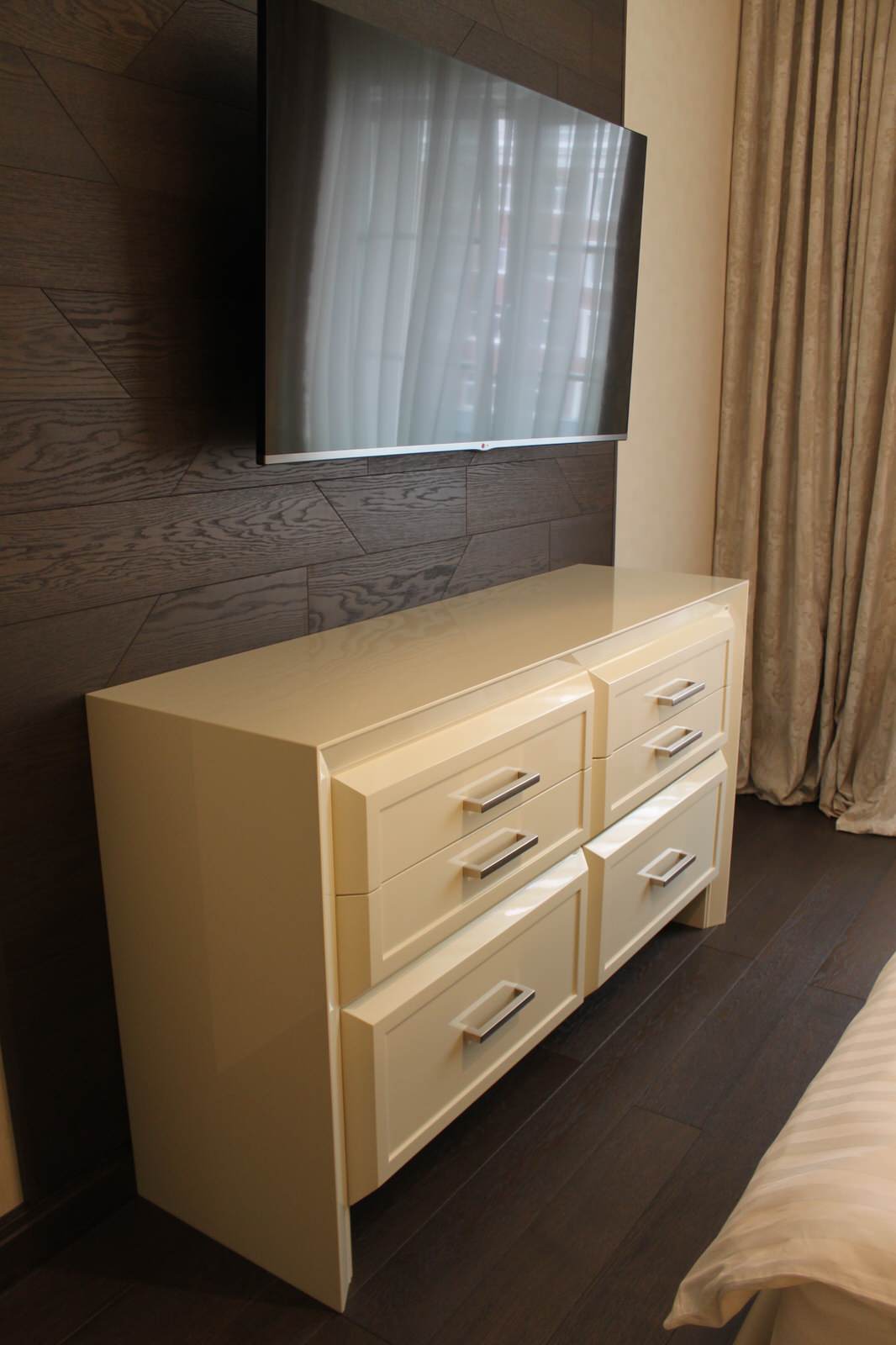 бежевый лакированный комод с прикроватными тумбочками выполнен на заказ по эскиз