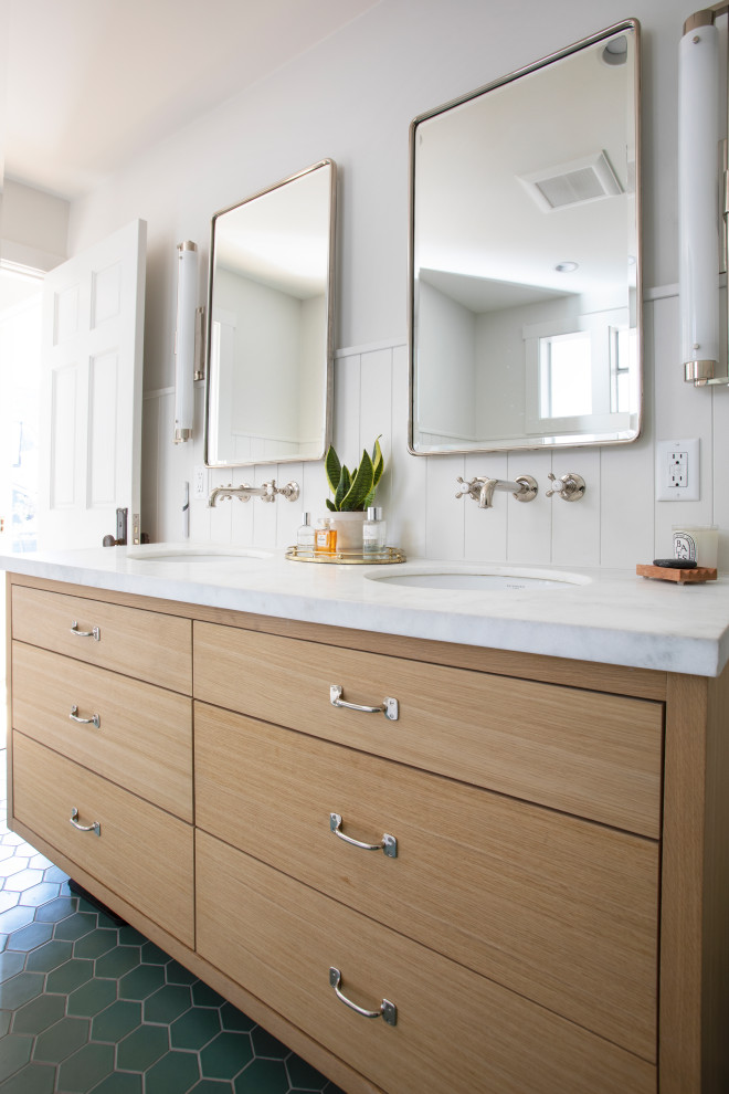 Пример оригинального дизайна: главная ванная комната среднего размера в стиле неоклассика (современная классика) с плоскими фасадами, светлыми деревянными фасадами, полновстраиваемой ванной, угловым душем, унитазом-моноблоком, белой плиткой, керамической плиткой, белыми стенами, полом из керамической плитки, врезной раковиной, мраморной столешницей, зеленым полом, душем с распашными дверями, белой столешницей, тумбой под две раковины, подвесной тумбой и стенами из вагонки