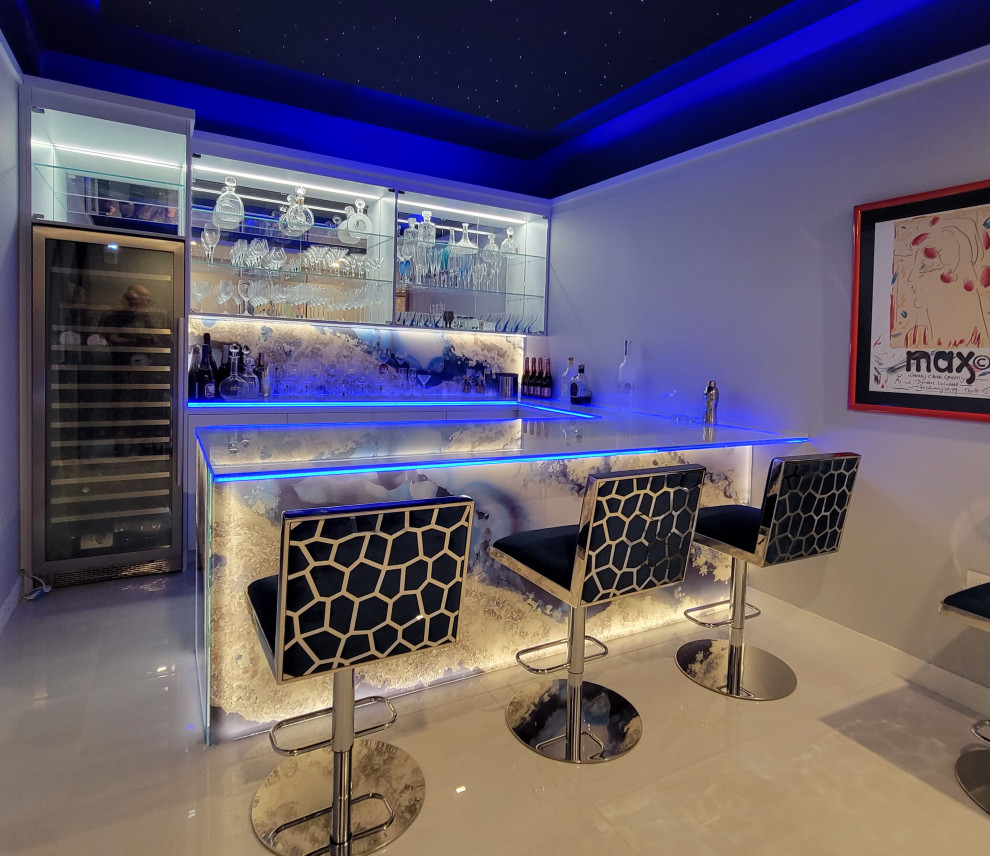 На фото: п-образный домашний бар среднего размера в современном стиле с барной стойкой, стеклянными фасадами, стеклянной столешницей и разноцветной столешницей с