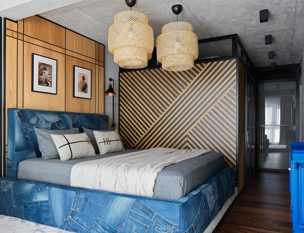 Свежая идея для дизайна: хозяйская спальня среднего размера в стиле лофт с серыми стенами, ковровым покрытием, серым полом, панелями на стенах и акцентной стеной - отличное фото интерьера