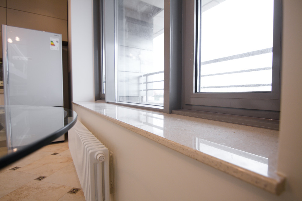 Бело-серая кухня в современном стиле