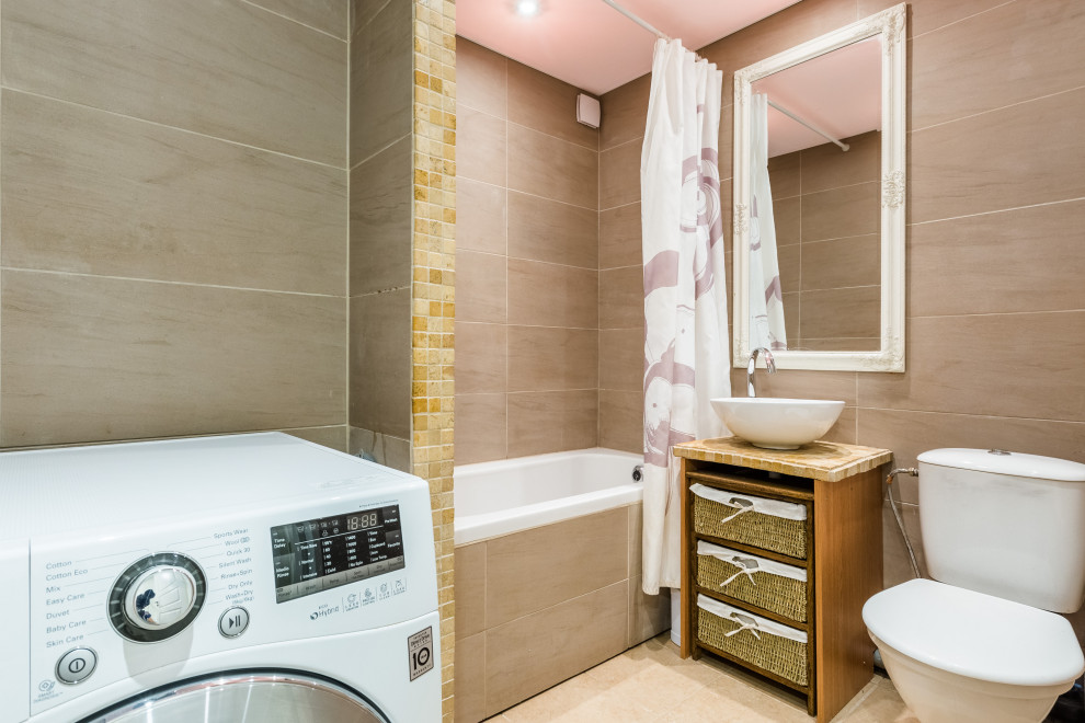 Nordisk inredning av ett litet gul gult en-suite badrum, med en dusch/badkar-kombination, en toalettstol med hel cisternkåpa, beige kakel, keramikplattor, beige väggar, klinkergolv i keramik, kaklad bänkskiva, beiget golv och dusch med duschdraperi