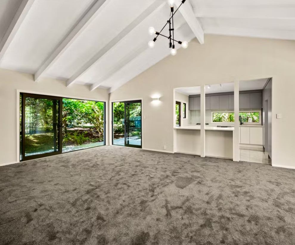 Свежая идея для дизайна: большая двухуровневая гостиная комната в стиле модернизм с белыми стенами, ковровым покрытием, серым полом, балками на потолке и панелями на части стены - отличное фото интерьера