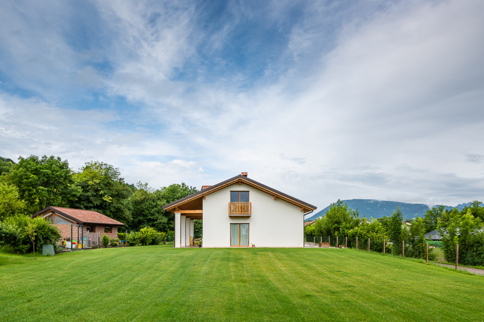 Idee per la villa bianca classica a due piani di medie dimensioni con tetto a capanna, copertura in tegole e tetto rosso