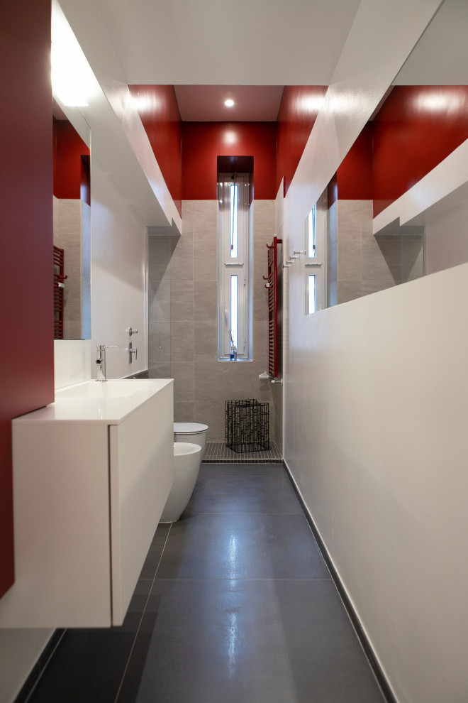 Idéer för ett mellanstort modernt vit badrum med dusch, med släta luckor, röda skåp, en dusch i en alkov, en toalettstol med separat cisternkåpa, röd kakel, stenkakel, röda väggar, klinkergolv i porslin, ett nedsänkt handfat, bänkskiva i kvarts, grått golv och med dusch som är öppen