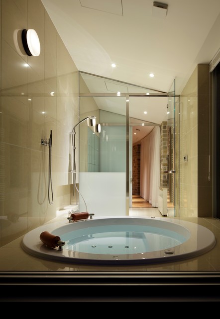 弧線上のVILLA | 軽井沢の別荘建築 modern-bathroom