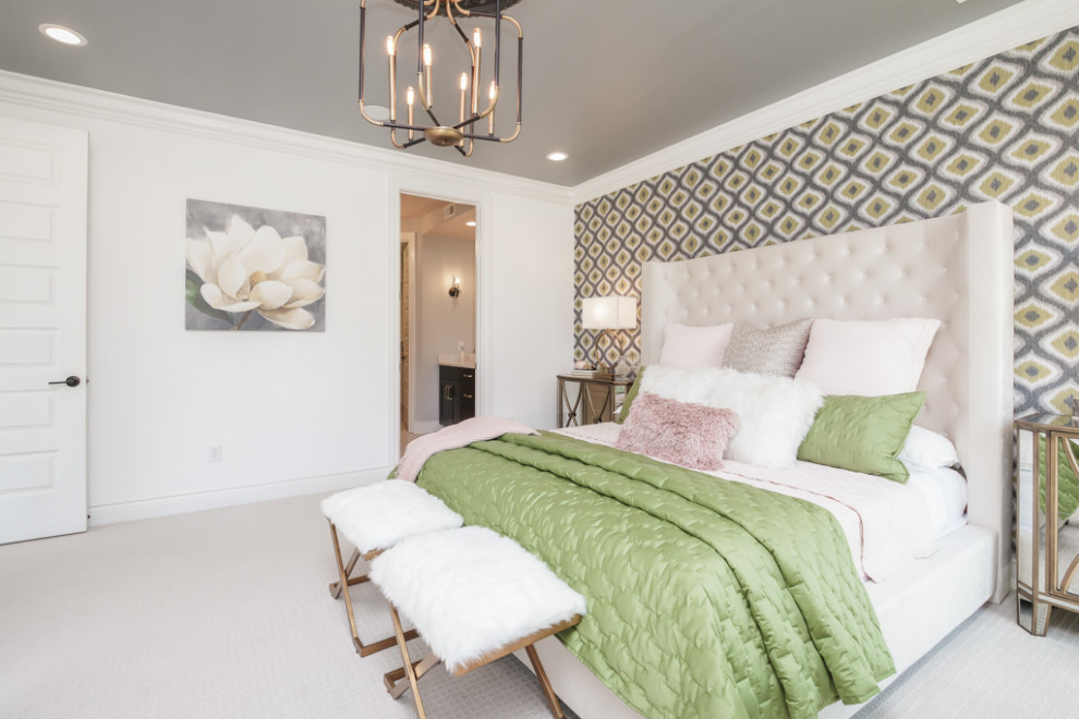 アトランタにある広いトランジショナルスタイルのおしゃれな主寝室 (白い壁、カーペット敷き、暖炉なし、白い床、壁紙) のレイアウト