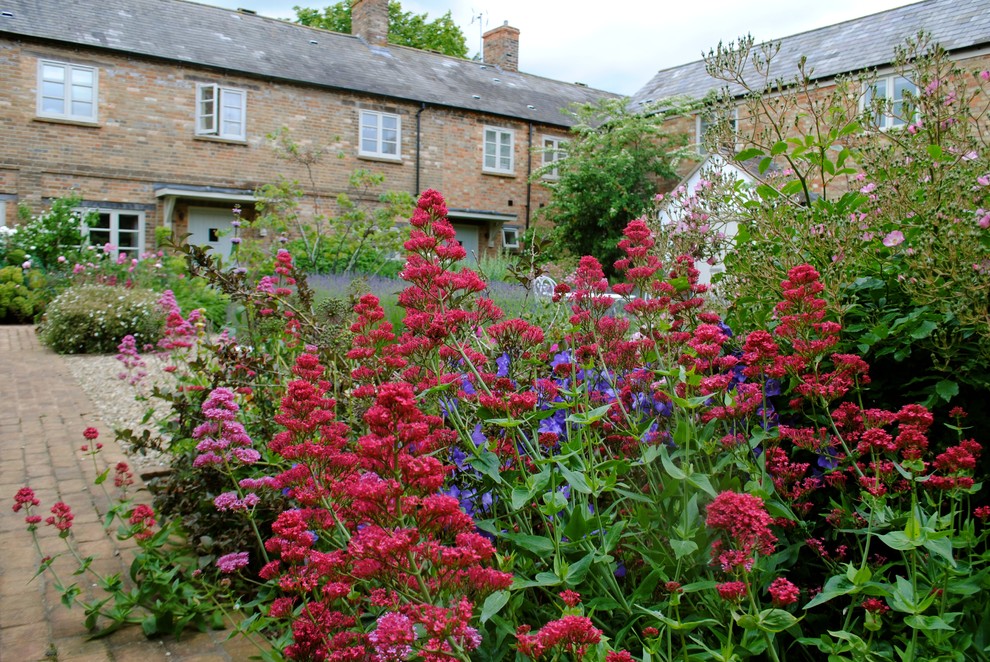 Design ideas for a medium sized farmhouse garden in Oxfordshire.