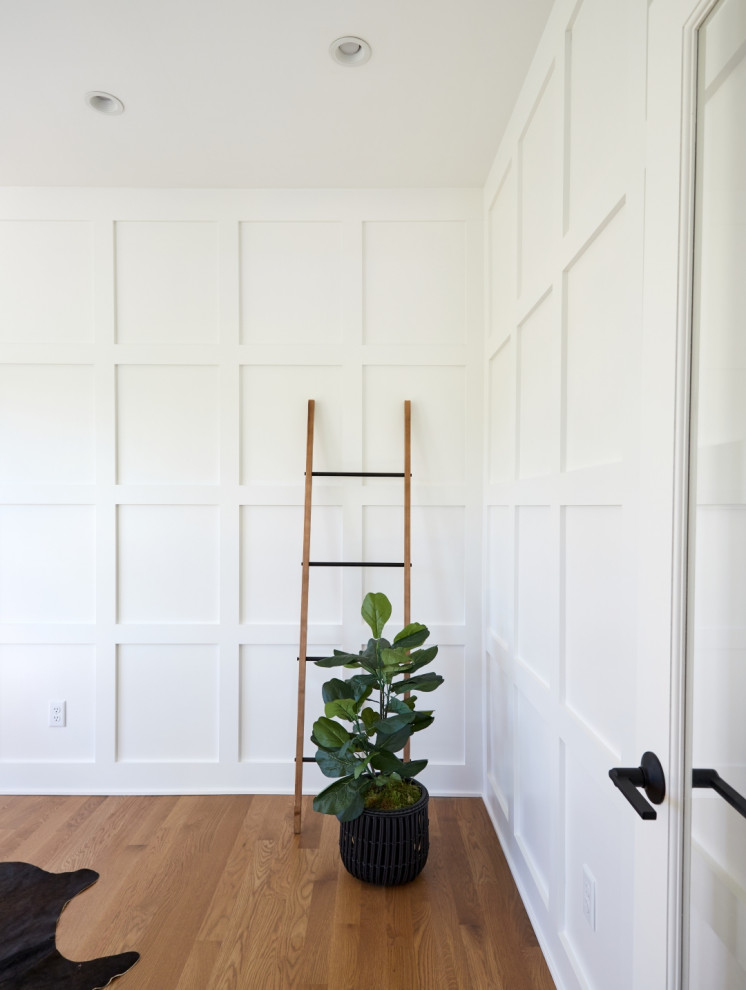 Idéer för små lantliga arbetsrum, med ljust trägolv, ett fristående skrivbord och brunt golv