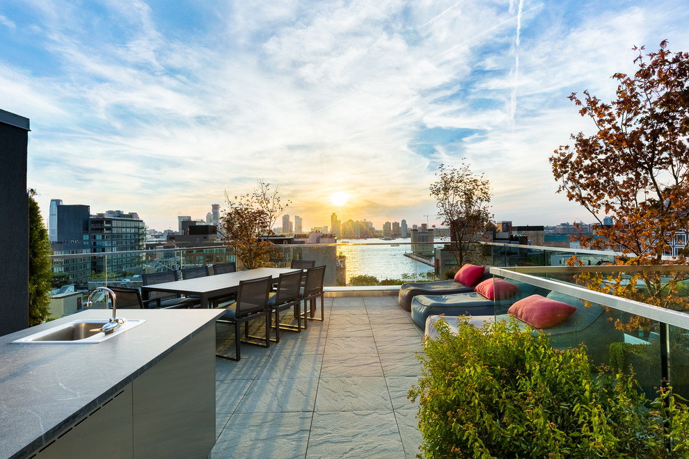Inspiration for a mid-sized contemporary rooftop and rooftop deck in New York with an outdoor kitchen and no cover.