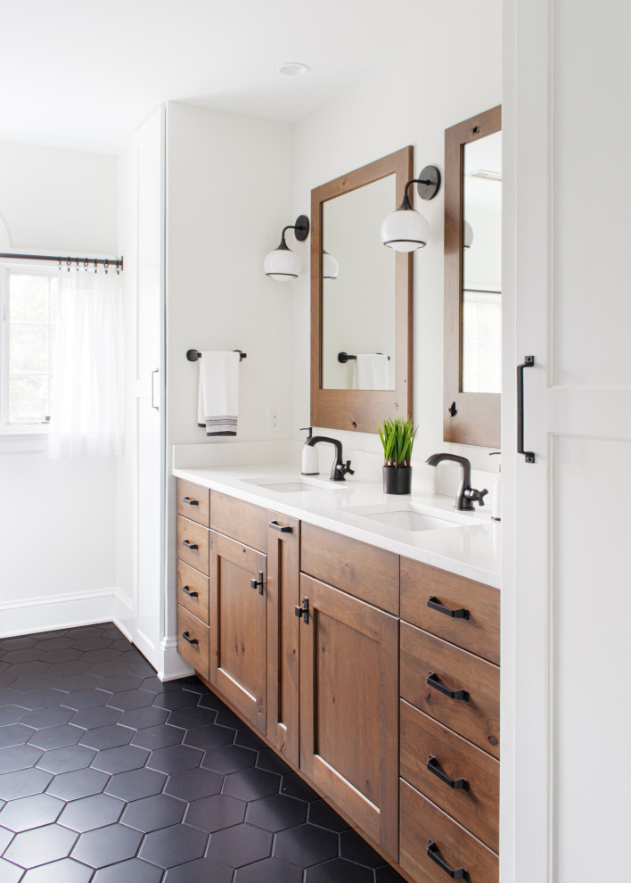 Photo of a country master bathroom in Richmond.