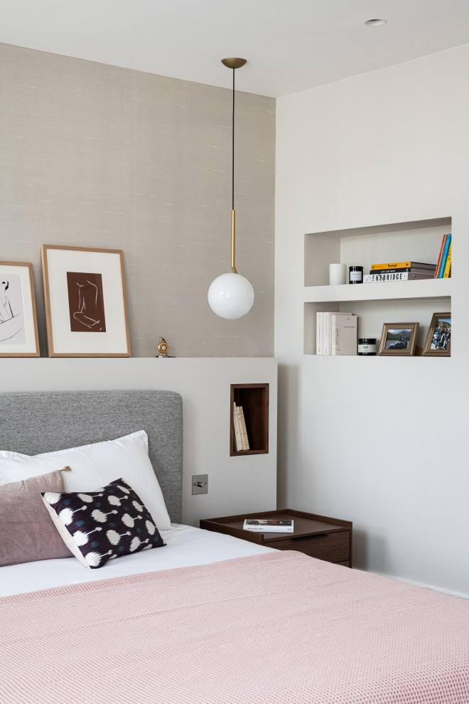 Foto de dormitorio principal contemporáneo grande con paredes beige, moqueta, suelo beige y papel pintado