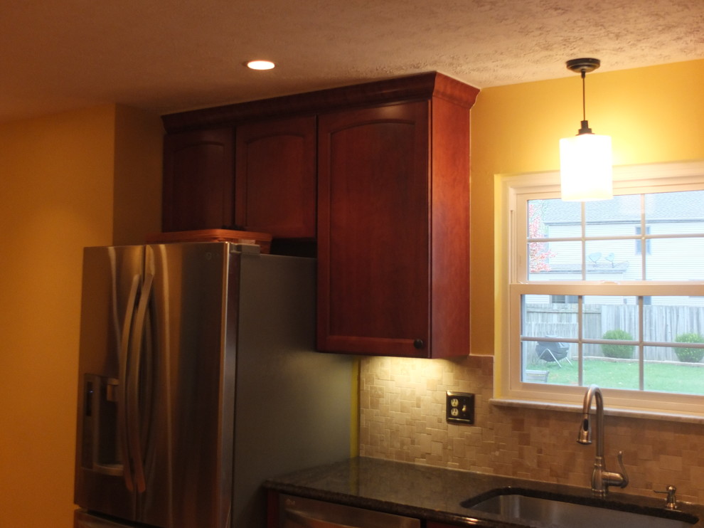 Example of a transitional l-shaped eat-in kitchen design in Columbus with an undermount sink, shaker cabinets, medium tone wood cabinets, quartzite countertops, beige backsplash and stainless steel appliances