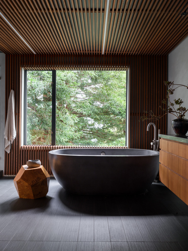 Idée de décoration pour un salon asiatique en bois avec un sol en carrelage de céramique, un sol gris et un plafond en bois.