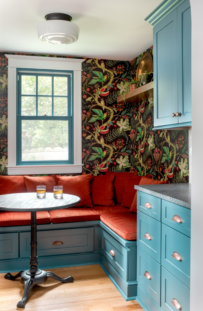 Источник вдохновения для домашнего уюта: кухня-столовая среднего размера в стиле неоклассика (современная классика) с светлым паркетным полом и оранжевым полом