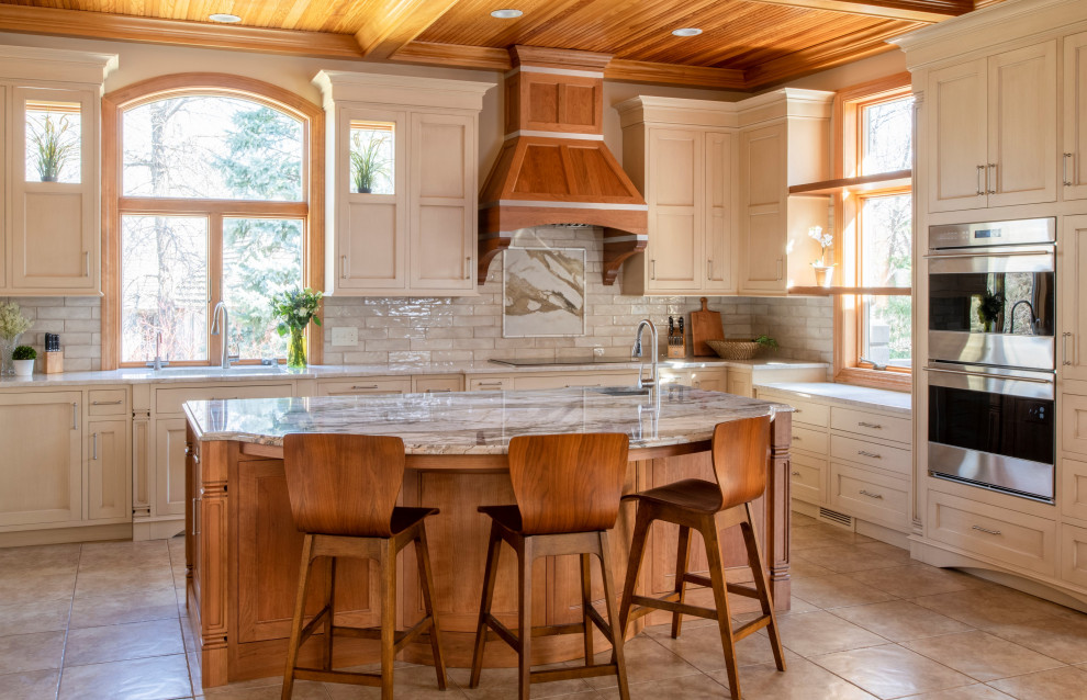 Bild på ett vintage flerfärgad flerfärgat kök, med en undermonterad diskho, luckor med infälld panel, skåp i ljust trä, marmorbänkskiva, beige stänkskydd, rostfria vitvaror, en köksö och beiget golv