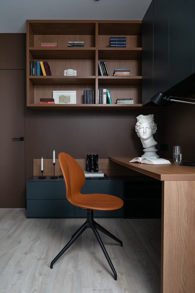 This is an example of a contemporary home office in Yekaterinburg.