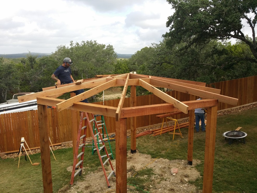 Example of a transitional home design design in Austin