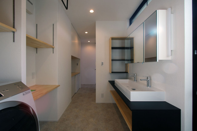 サニタリールーム moderno-bagno-di-servizio