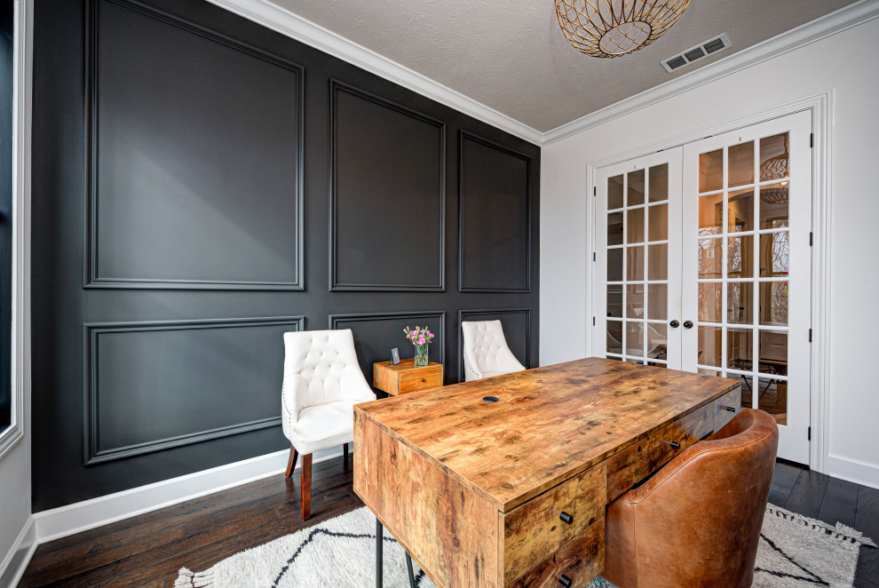 Foto på ett mellanstort funkis hemmastudio, med flerfärgade väggar, ett fristående skrivbord, mörkt trägolv och brunt golv