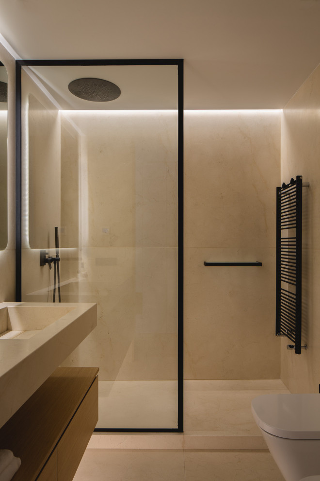Inspiration för små moderna vitt en-suite badrum, med öppna hyllor, beige skåp, en dusch i en alkov, marmorgolv, ett integrerad handfat, marmorbänkskiva och beiget golv