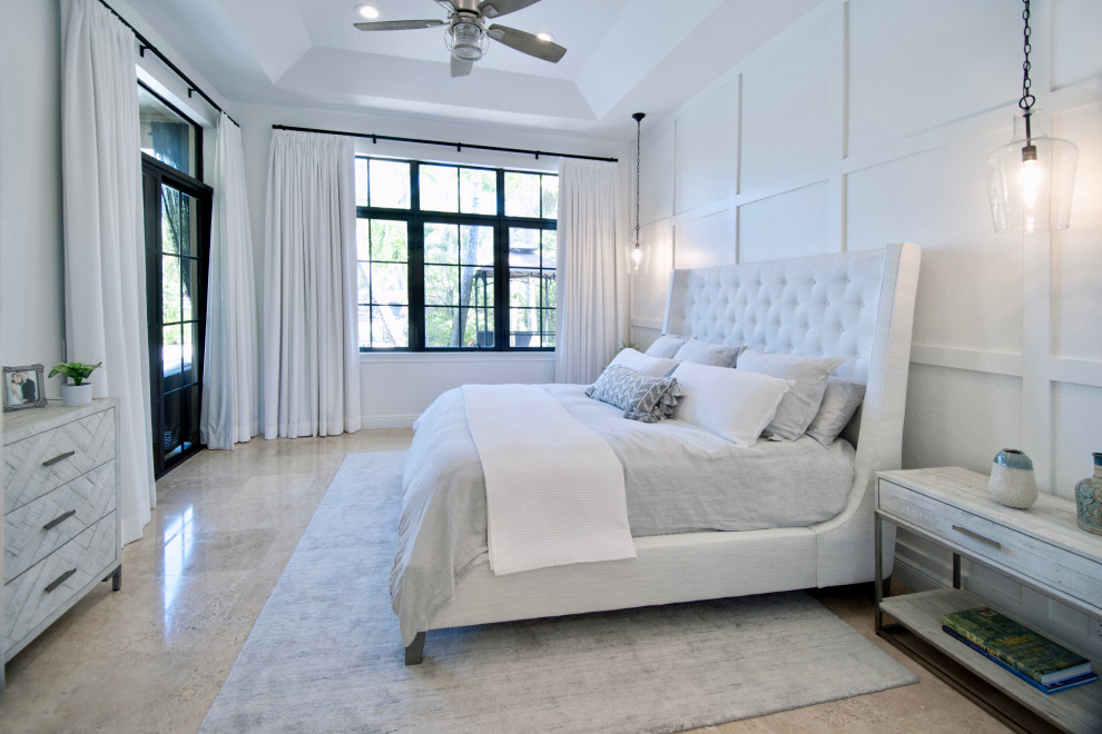 Свежая идея для дизайна: хозяйская спальня среднего размера в морском стиле с белыми стенами, полом из травертина, бежевым полом и панелями на стенах - отличное фото интерьера