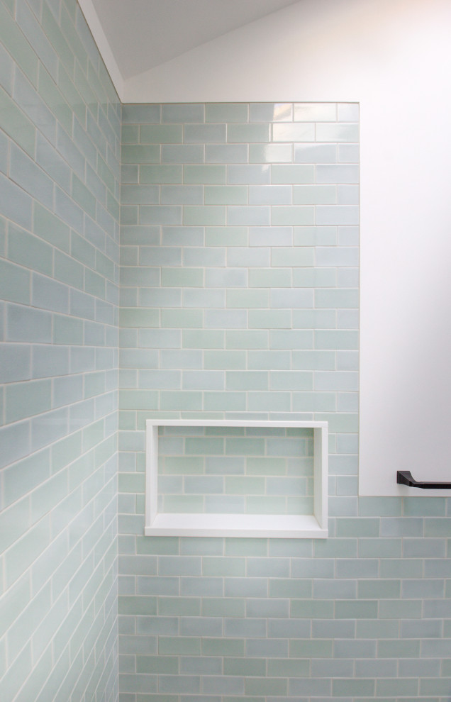 Свежая идея для дизайна: маленькая ванная комната в морском стиле с плоскими фасадами, искусственно-состаренными фасадами, душем в нише, раздельным унитазом, синей плиткой, керамической плиткой, белыми стенами, мраморным полом, душевой кабиной, консольной раковиной, бежевым полом, открытым душем, белой столешницей, нишей, тумбой под одну раковину и напольной тумбой для на участке и в саду - отличное фото интерьера