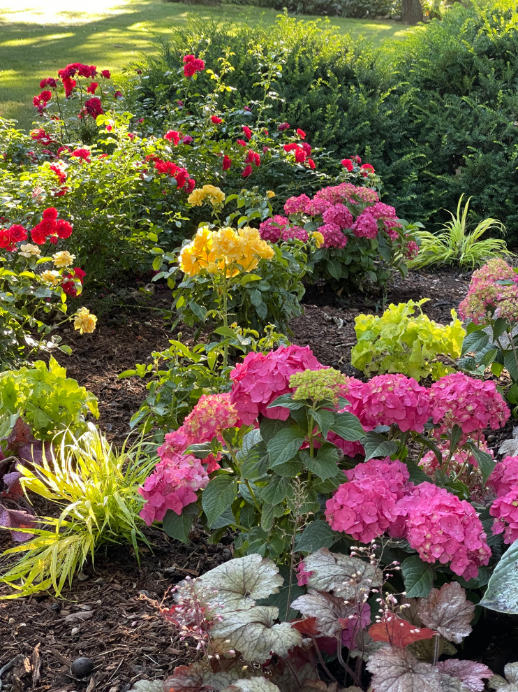 Inspiration for a transitional landscaping in Chicago.
