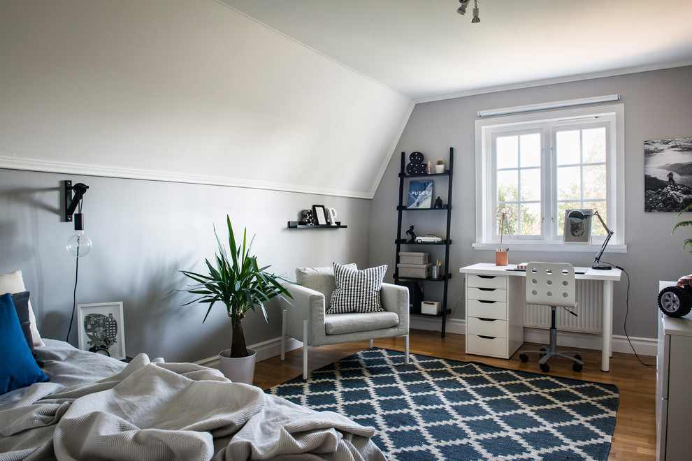 Photo of a mid-sized scandinavian teen room for boys in Stockholm.