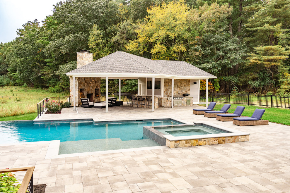 Foto di una piscina a sfioro infinito minimal personalizzata con una dépendance a bordo piscina e pavimentazioni in pietra naturale