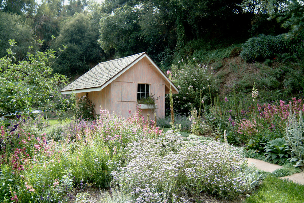 Idée de décoration pour un jardin arrière avec un chemin, une exposition partiellement ombragée et des pavés en pierre naturelle.