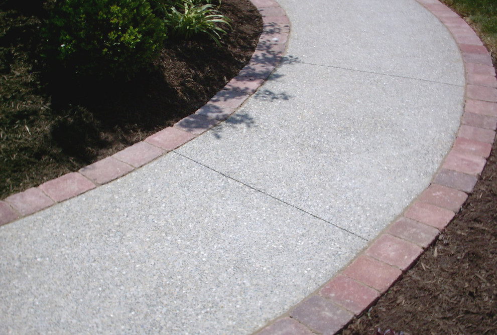 This is an example of a traditional garden in Indianapolis with brick pavers.