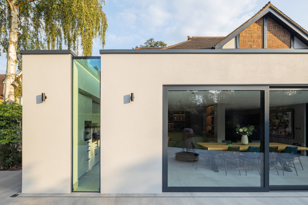 Großes, Einstöckiges Modernes Einfamilienhaus mit Putzfassade und grauem Dach in Surrey