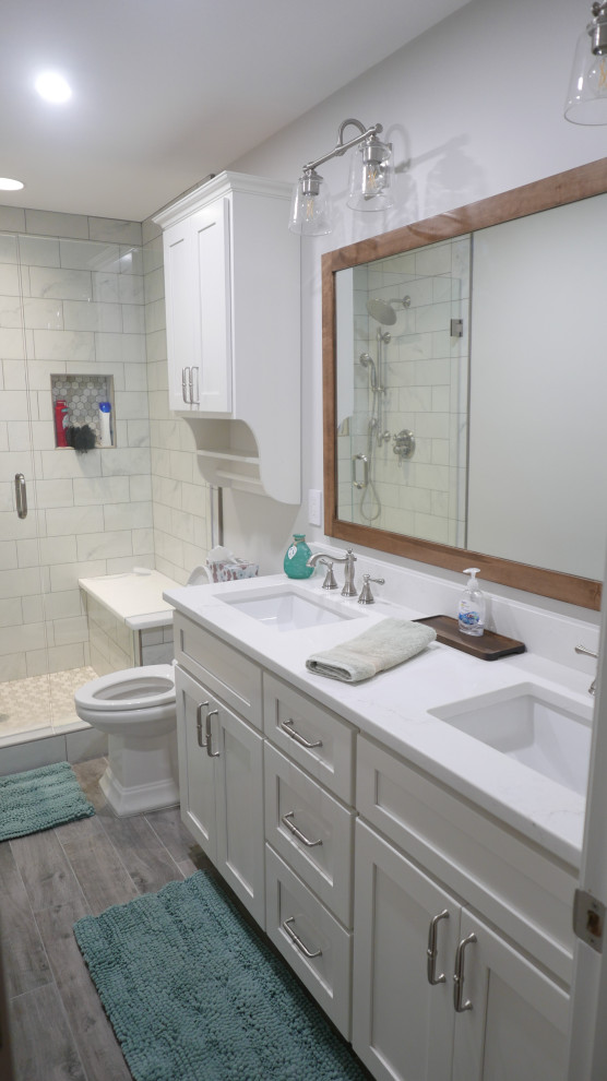 Klassisk inredning av ett mellanstort vit vitt badrum för barn, med skåp i shakerstil, vita skåp, en dusch i en alkov, en toalettstol med separat cisternkåpa, vit kakel, porslinskakel, grå väggar, klinkergolv i porslin, ett undermonterad handfat, bänkskiva i kvarts, grått golv och dusch med gångjärnsdörr