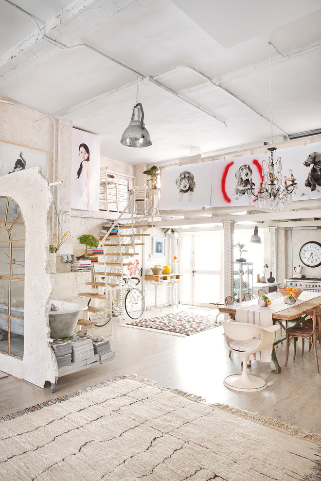 Modelo de comedor ecléctico de tamaño medio abierto sin chimenea con paredes blancas y suelo de madera clara