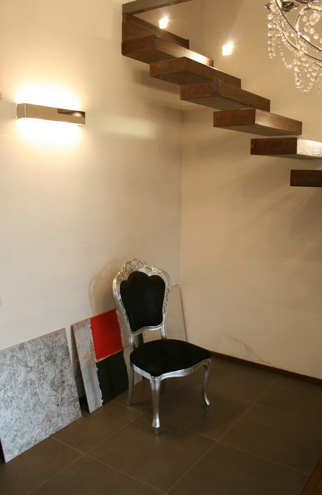 Immagine di un soggiorno country di medie dimensioni e aperto con pareti beige e pavimento in gres porcellanato